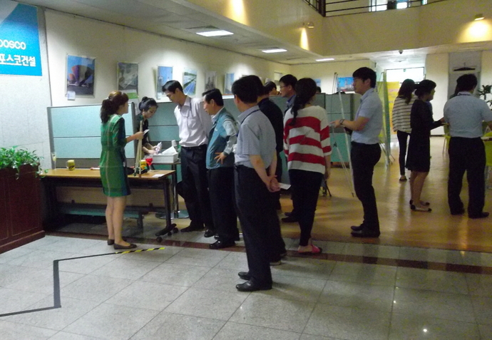 포항알코올상담센터에서는 직장인 음주문제 개선을 위한 이동 상담을 실시하고 있다. (사진=포항시)