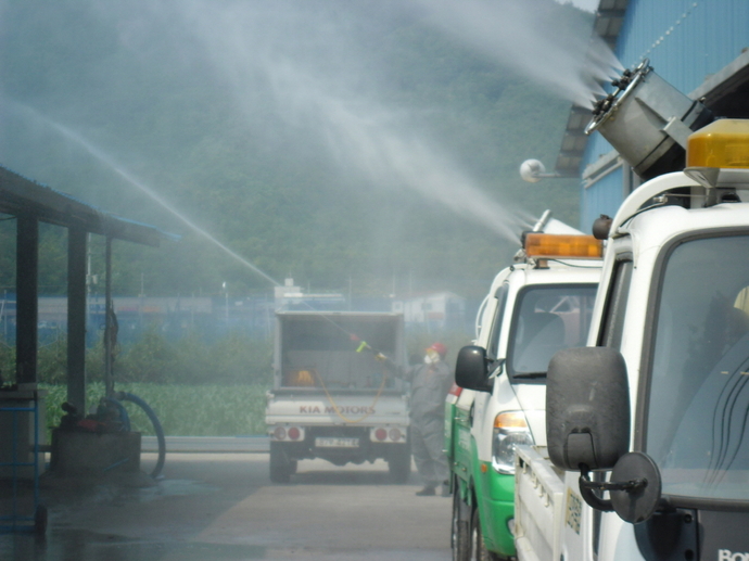 폭염피해가 우려되는 축산 농가에 살수 작업이 진행되고 있다. (사진=포항시)