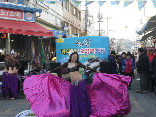 지난해 열린 과메기축제에서 거리댄스 공연이 진행되고 있다.(사진=포항시)