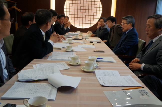 포항시가 18일 새벽 내년도 예산편성 막바지 단계에서 간부공무원 긴급회의를 개최했다.(사진=포항시)