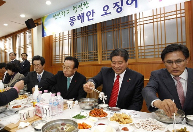 21일 도청 구내식당에서 김관용 경북도지사(오른쪽 세 번째)와 송필각 경북도의회 의장(오른쪽 두 번째) 등이 오징어 회를 먹고 있다(사진=경북도)