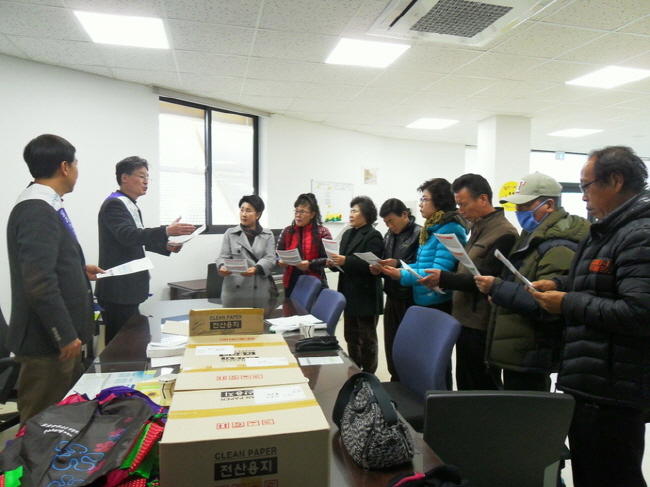 포항시 도시계획과 직원들이 해도동주민센터를 찾아 도로명주소 전면시행에 따른 안내문을 이통장에게 배부하고 있다.(사진=포항시)