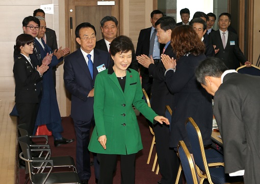 박 대통령이 2일 안동문화예술의전당에서 열린 경상북도 업무보고장에 입장하며 박수를 받고 있다.(사진=경북도)