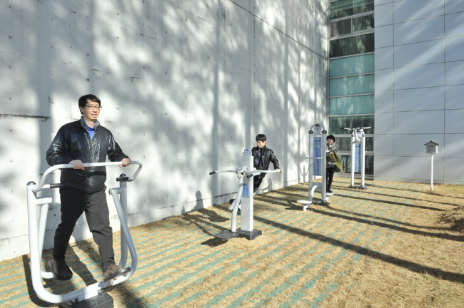 군청사_운동기구설치(사진=봉화군)