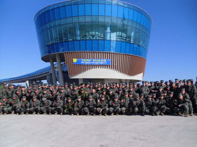 해병대 예비전역자 포항 투어에 참여한 장병들이 포항운하관 앞에서 기념촬영을 하고 있다(사진=포항시)