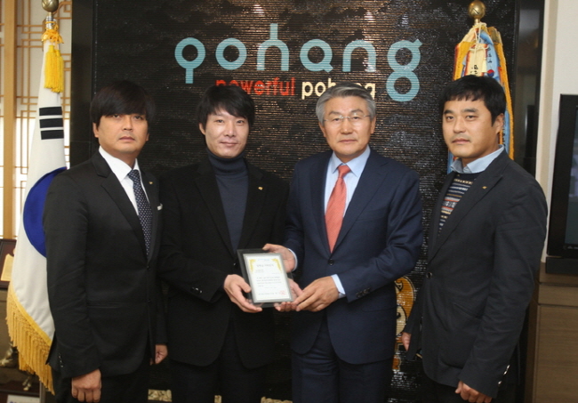 왼쪽에서 두 번째)오천청년회 강욱 회장, 박승호 포항시장.(사진=포항시)