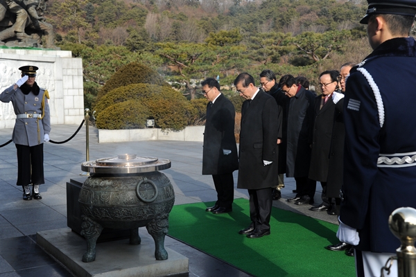 국림묘지 참배하는 박원순 서울시장과 서울시 참배인사들. (사진=서울시)
