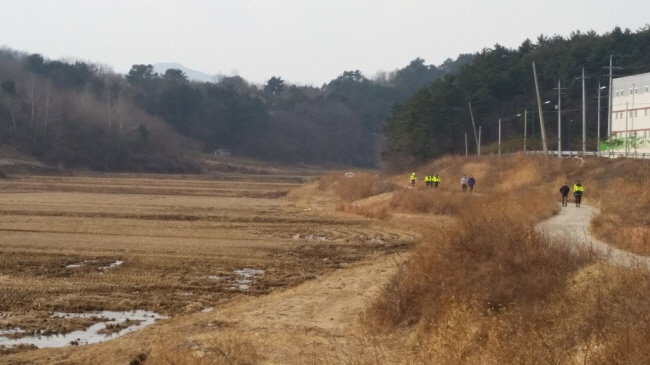 경북 울진군 평해읍 농공단지주변 야산에서 경찰이 수색중이다. (사진=국제일보/최태하 기자)