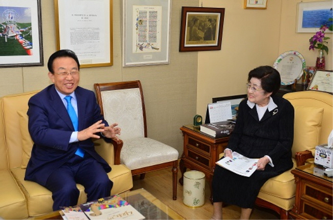김관용 도지사가 이희호 여사와 이야기를 나누고 있다.(사진=경북도)