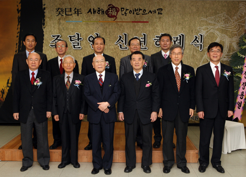 사진은 앞줄 좌측부터 안응모 (11대), 장홍렬(13대), 김주호(9대), 전세봉(14대), 강정훈(17대) 전 청장, 강호인 현 청장, 뒷줄 좌측부터 최규연 (24대), 김병일(18대), 김성진(25대), 최경수(22대), 김용민(24대) 전 청장이 신년하례식을 겸해 새해 조달업무 계획을 설명하는 간담회를 마치고 기념 촬영을 하고 있다. (사진=조달청)