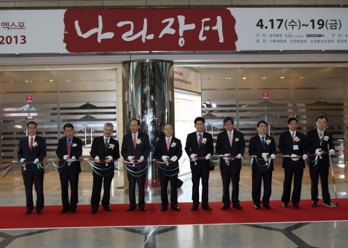 좌로부터 최종덕 문화재청 문화재정책국장, 은종환 (사)한국MAS협회회장, 마흐멋 구르세스(Mr. Mahmut Gurses) 터키 조달감독청장, 추경호 기획재정부 제1차관, 민형종 조달청장, 송재희 중소기업중앙회 부회장, 이봉구 한국경제신문 이사, 이두식 (사)정부조달우수재품협회 회장, 까오위탕(Mr. Gao Yutang) 장사 위탕 우진유한공사 사장. (사진=조달청)