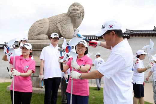 정재근 행자부 차관과 직원들이 광복 70주년을 열흘 앞둔 5일 서울 광화문 앞에서 바람개비형 태극기를 설치하고 있다. (사진=행정자치부)