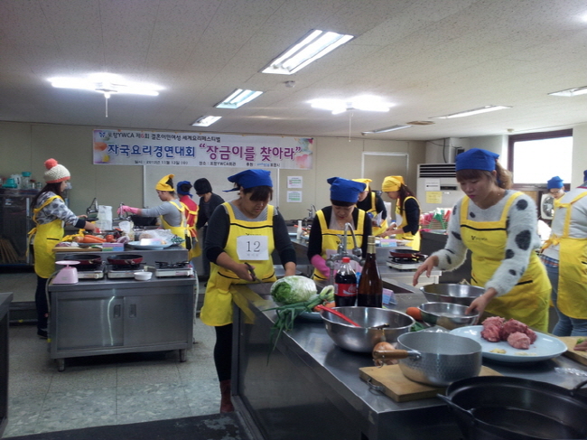 지난 13일 결혼이민여성들이 세계요리 페스티벌 「장금이를 찾아라」에서 자국음식을 만들고 있다(사진=포항시)