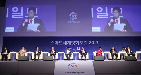 천지일보 이상면 사장이 발제자들에게 질문하고 있다. (사진=천지일보 제공) 