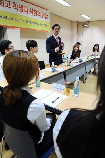 특성화고 동아리 활동반 학생들과 만나 대화를 나누는 박원순 서울시장